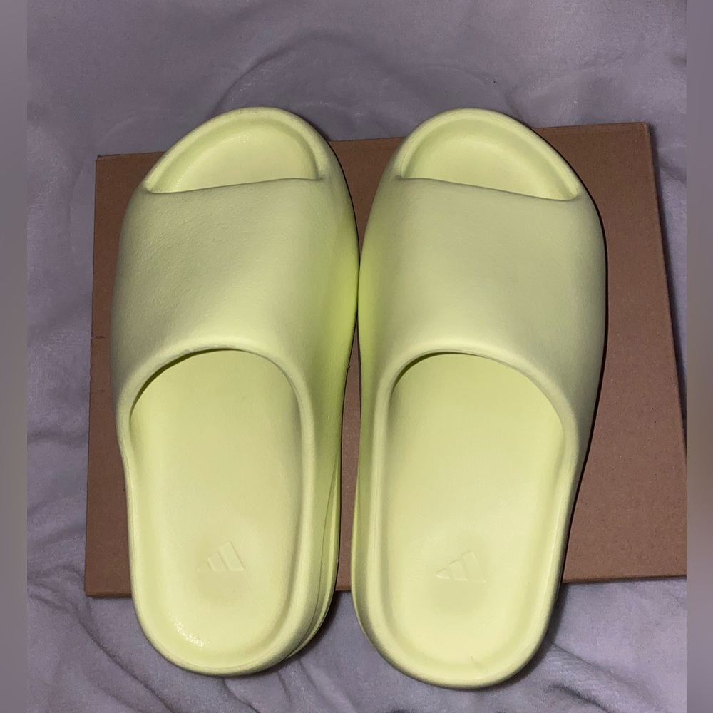 Yeezy slides ‘Glow Green’